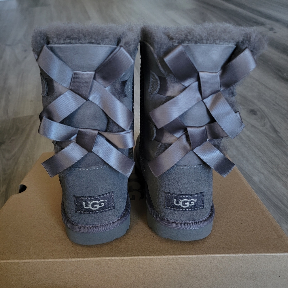 UGG Kids Bailey Bow II Water-resistant Suede Boot. - Picture 2 of 8